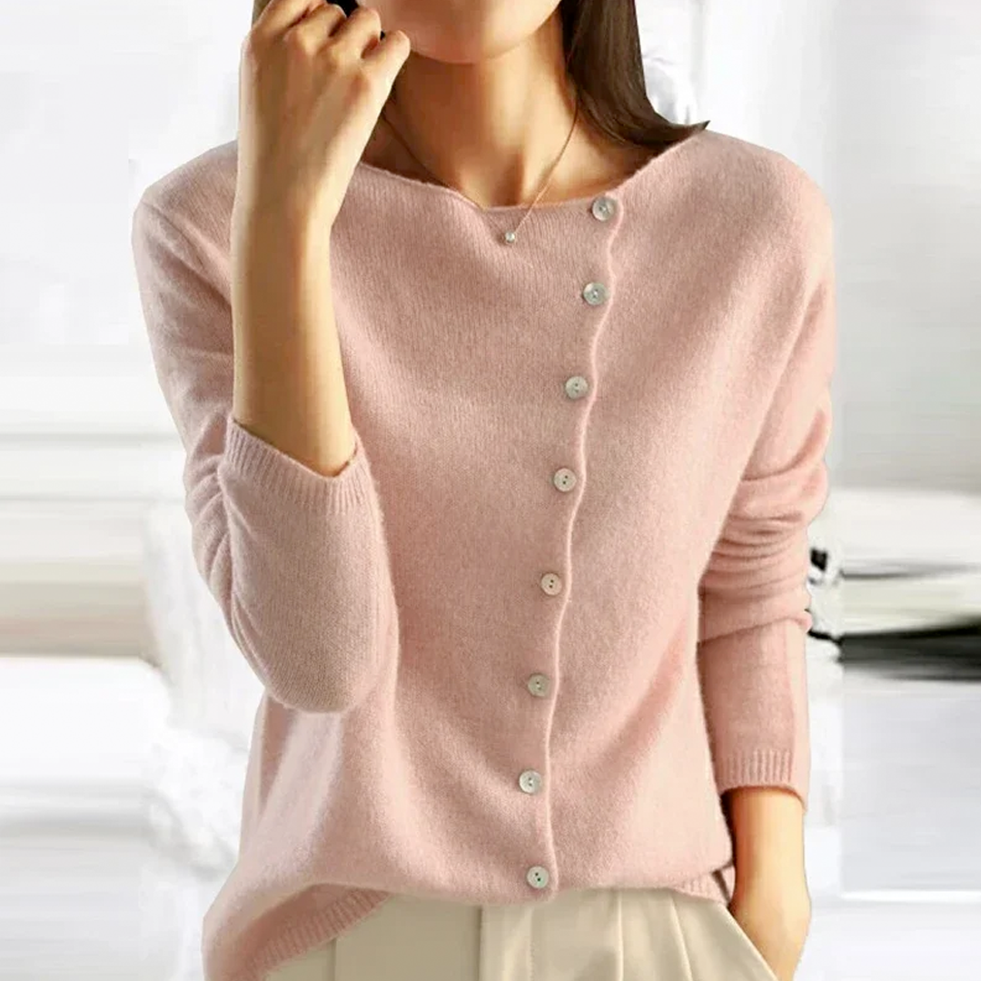 Veste en maille beige Danoir Paris Clara élégante, vue de face, avec col en V et manches longues.