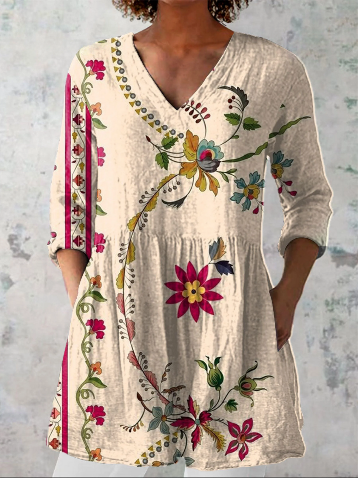 Blouse longue beige Danoir Paris Clara avec col en V, douceur et élégance pour un style féminin et sophistiqué.
