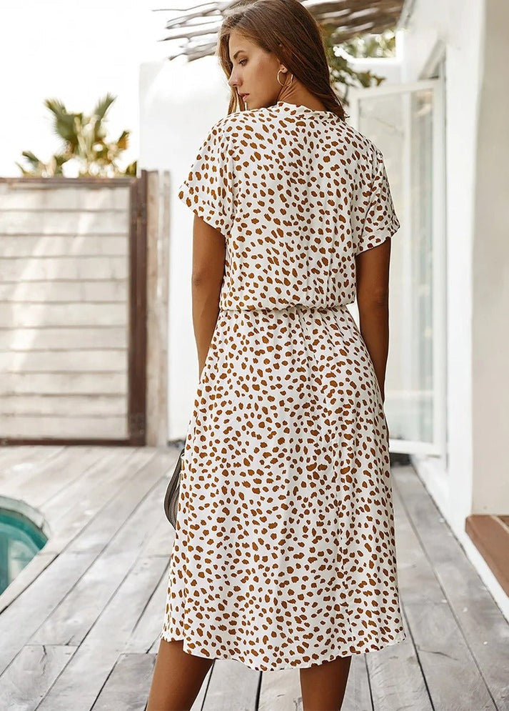 Robe fluide sophistiquée Edith de Danoir Paris en beige, vue de face sur mannequin, tissu léger et élégant.