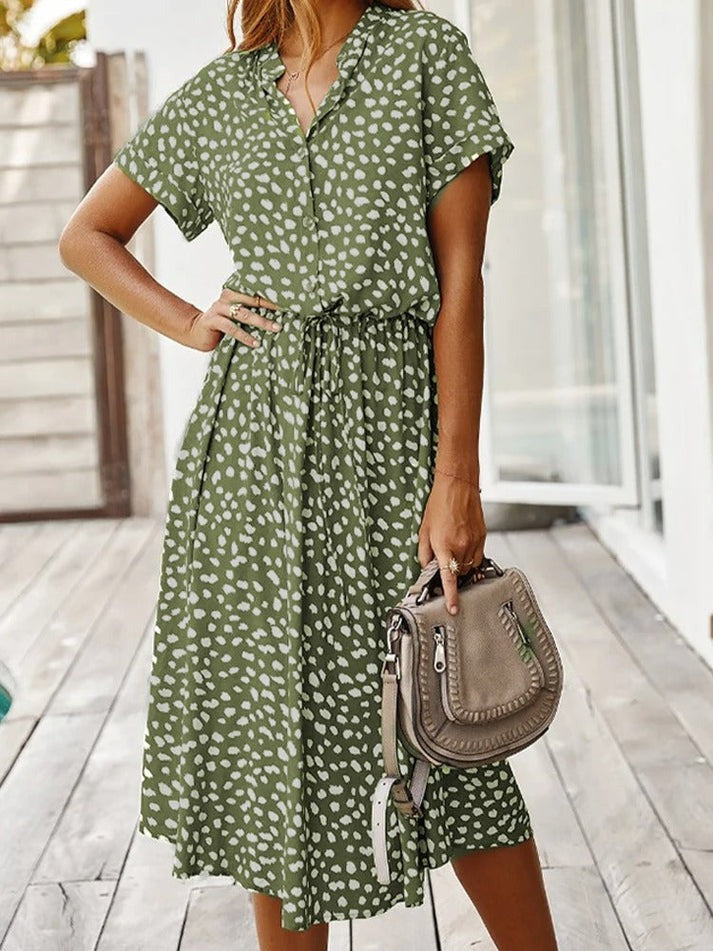 Robe fluide sophistiquée Edith de Danoir Paris en tissu beige, élégante et légère, portée avec finesse.