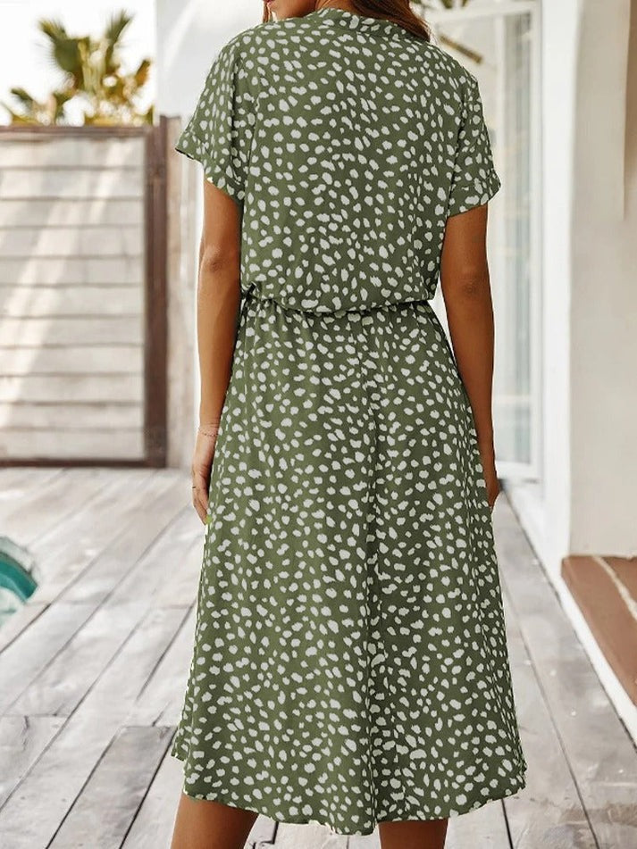 Robe fluide sophistiquée Edith de Danoir Paris en tissu beige avec détails élégants, portée chic et moderne.