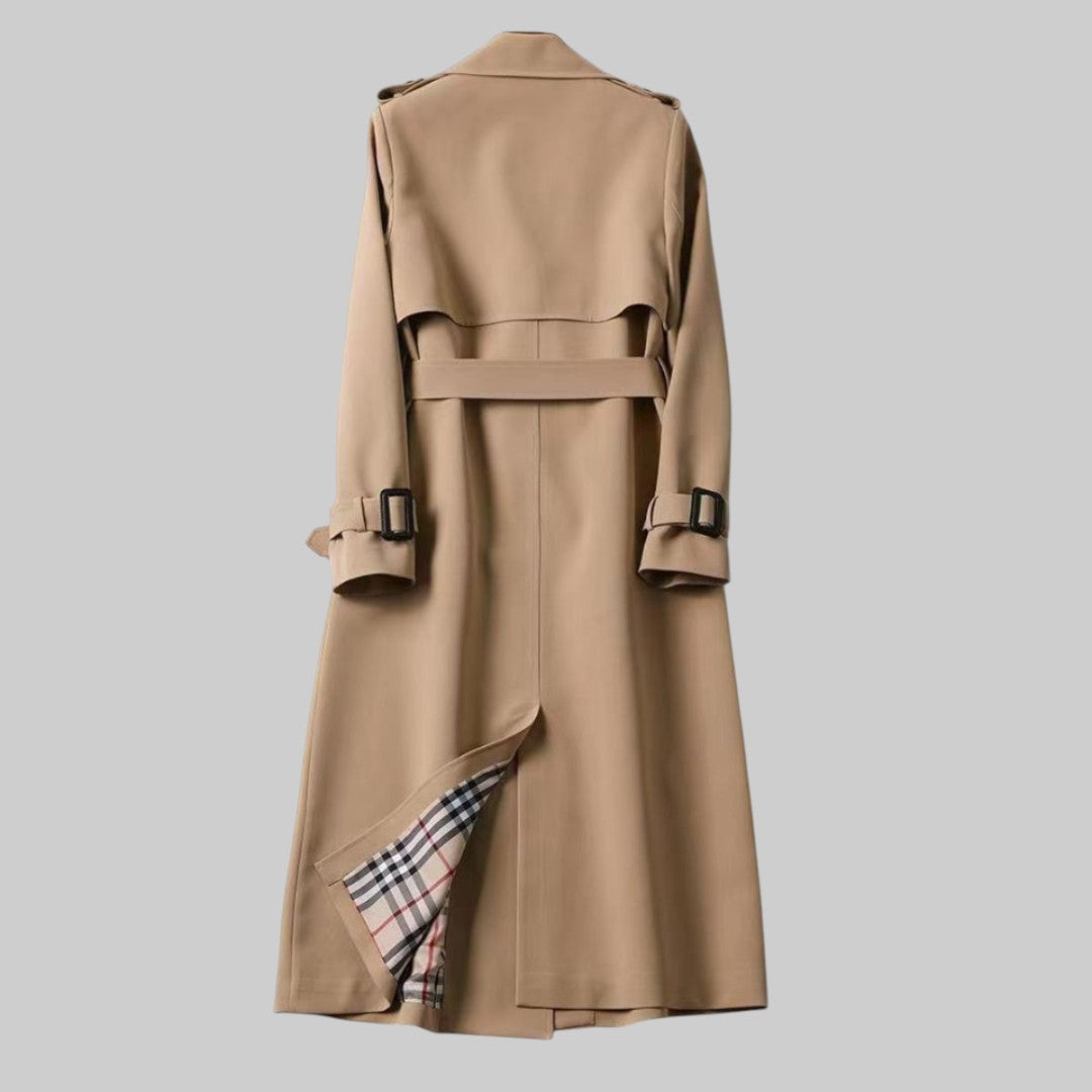 Manteau trench classique Jakarta™ beige de Danoir Paris, modèle S avec col et boutons, porté sur mannequin.