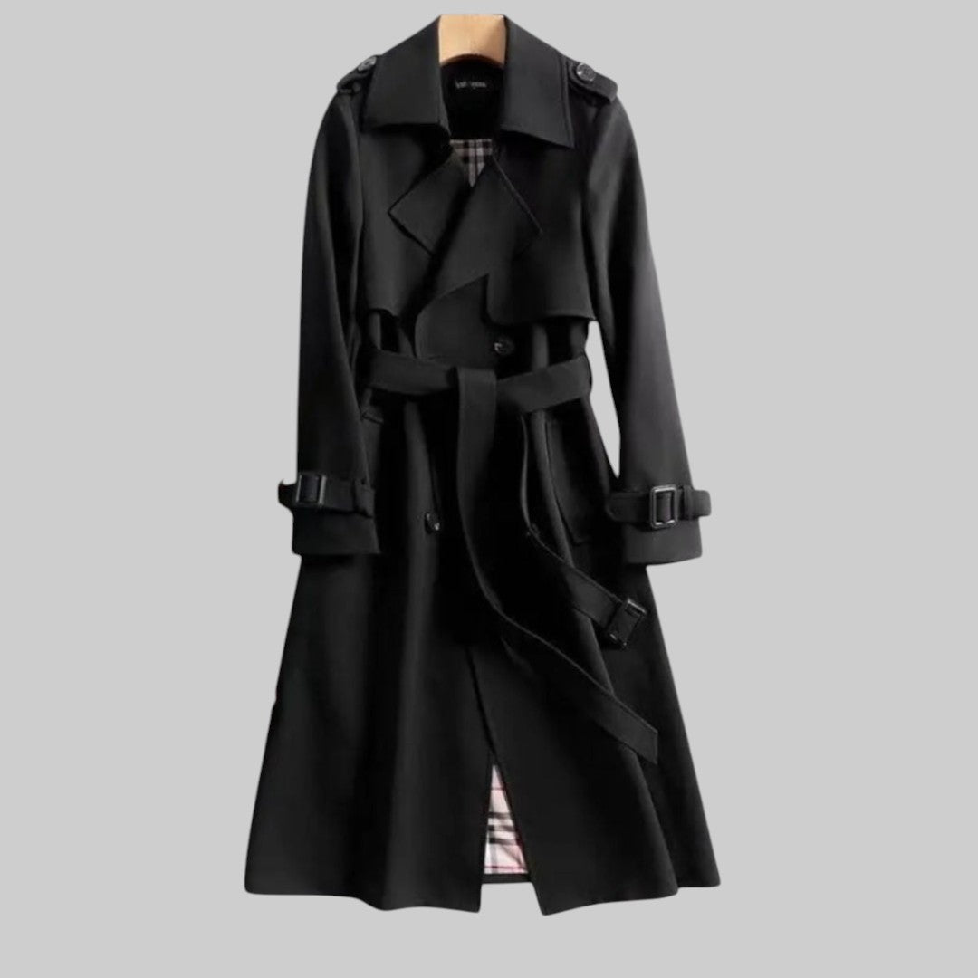 Trench-coat classique Jakarta™ beige de Danoir Paris, coupe élégante et tissu léger, porté par un mannequin.