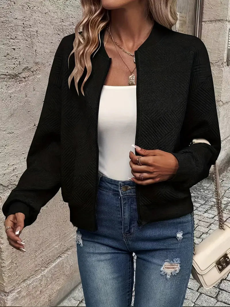 Veste printanière élégante Jennita de Danoir Paris en beige, idéale pour le printemps, avec un style chic et moderne.
