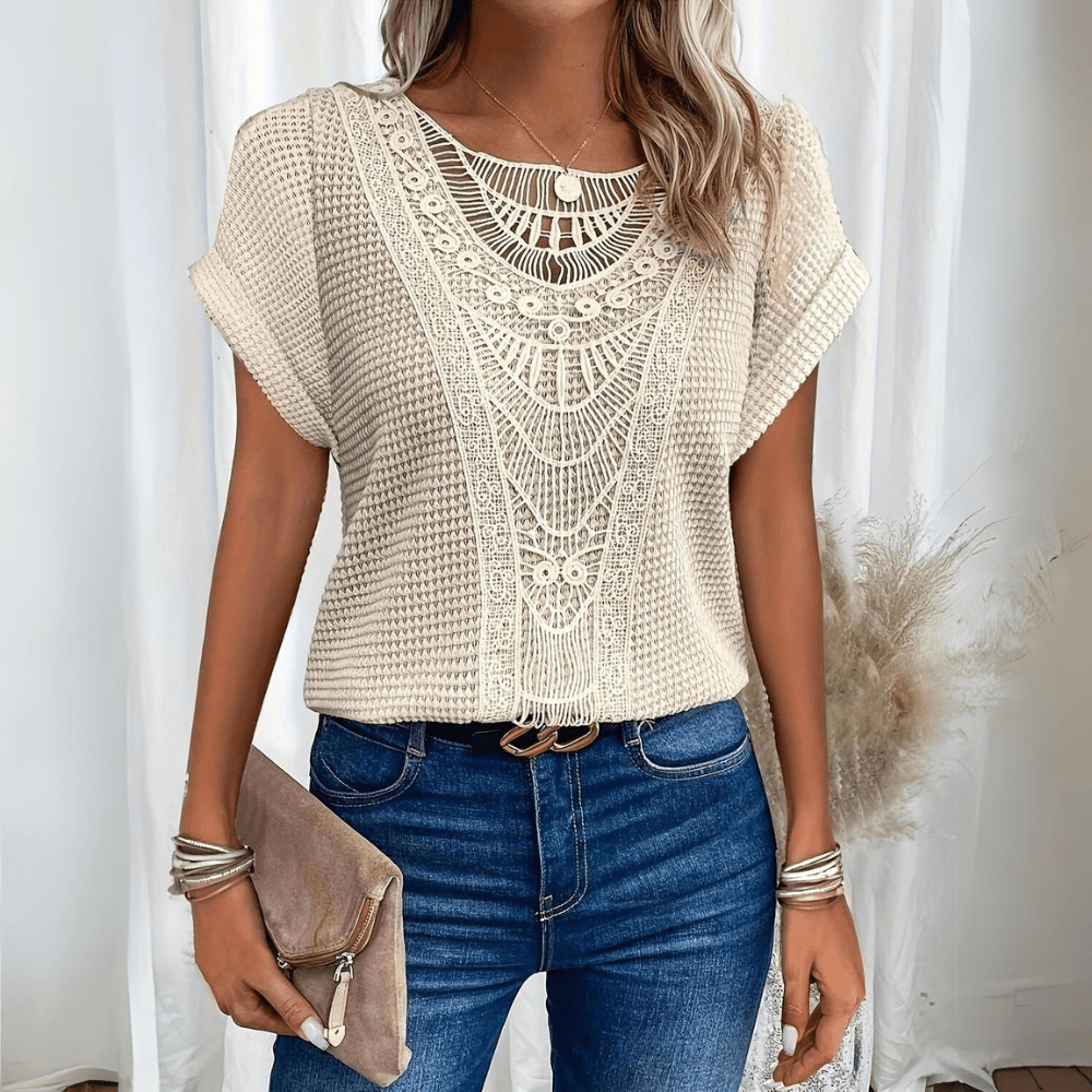 Blouse élégante en dentelle beige Karin de Danoir Paris, détail fin et style sophistiqué visible sur l'image.