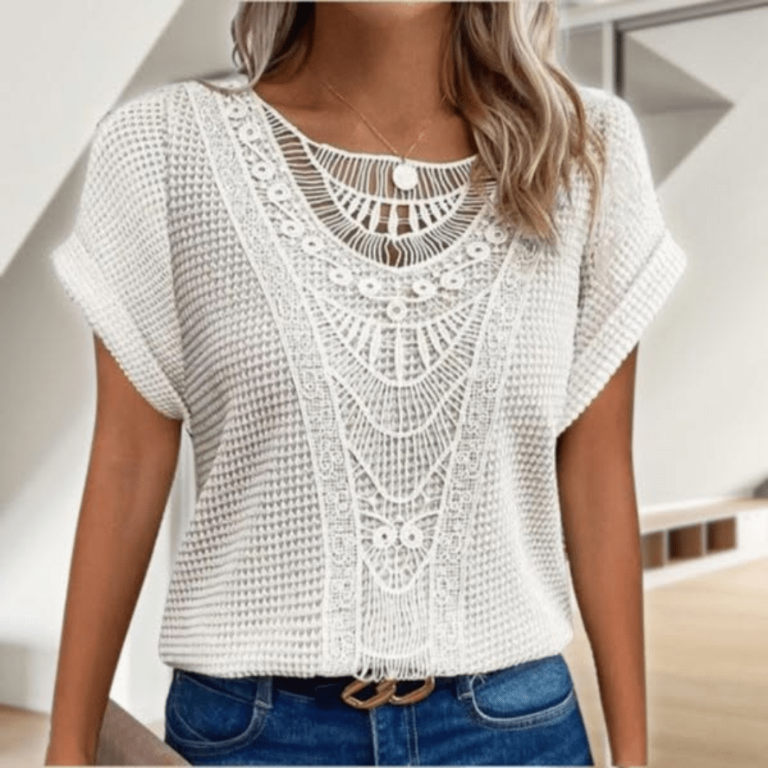 Blouse élégante en dentelle beige Karin de Danoir Paris, détail de la dentelle fine et coupe sophistiquée.