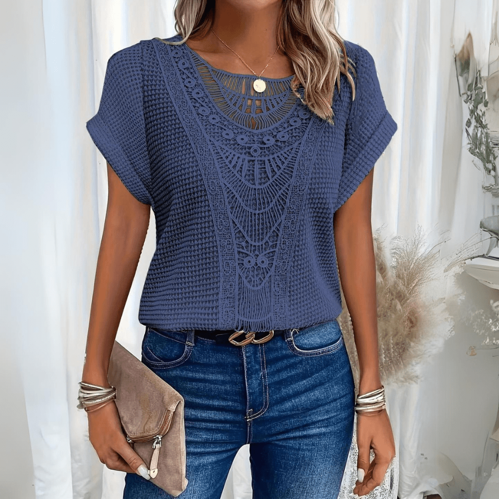 Blouse élégante en dentelle beige Karin de Danoir Paris, détail en dentelle fine, manches longues et coupe sophistiquée.