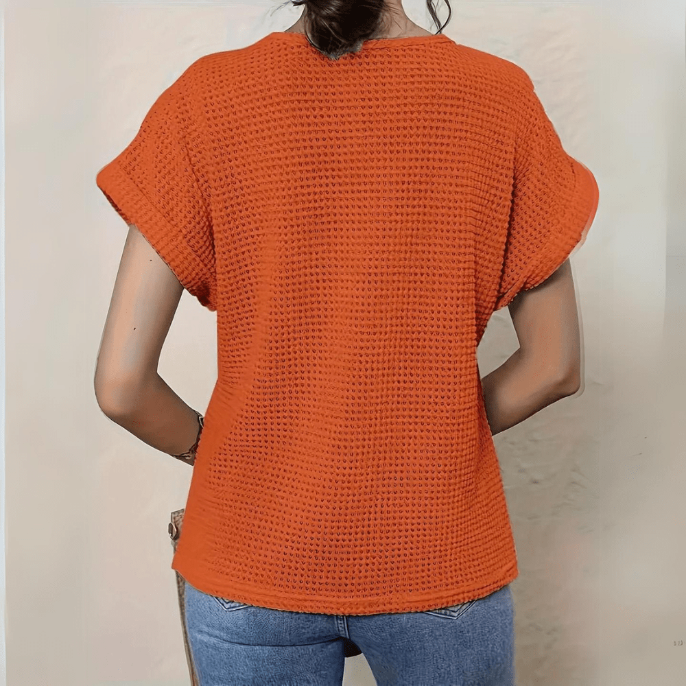 Blouse élégante en dentelle beige de la marque Danoir Paris, modèle Karin, avec détails délicats et finition raffinée.