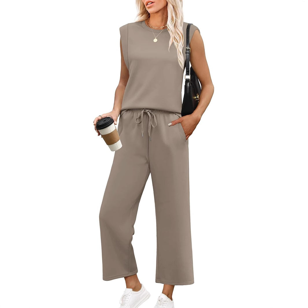 Ensemble confortable et chic Leyla de Danoir Paris en tissu beige, porté par un mannequin.