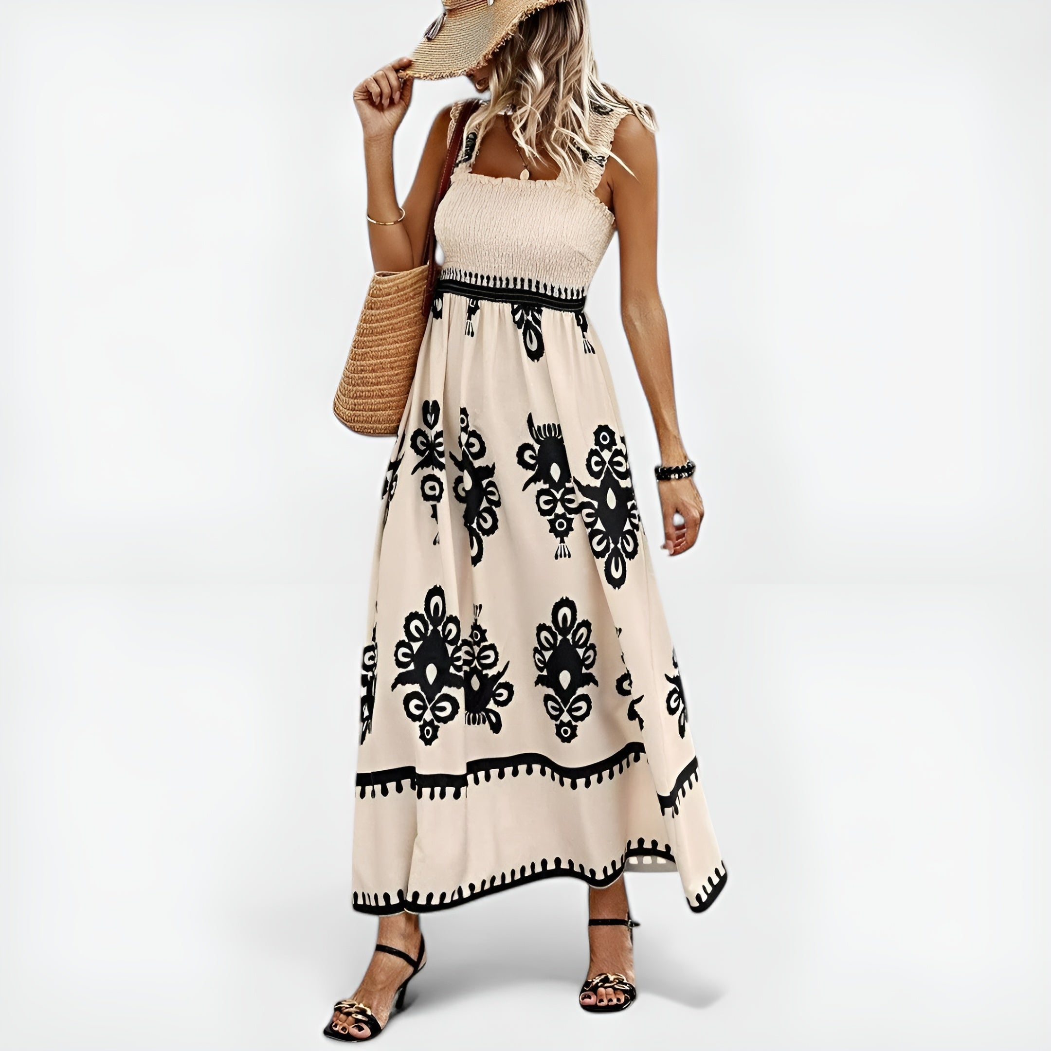 Robe d'été beige Magda de Danoir Paris, style unique, en tissu léger, portée avec détails élégants.