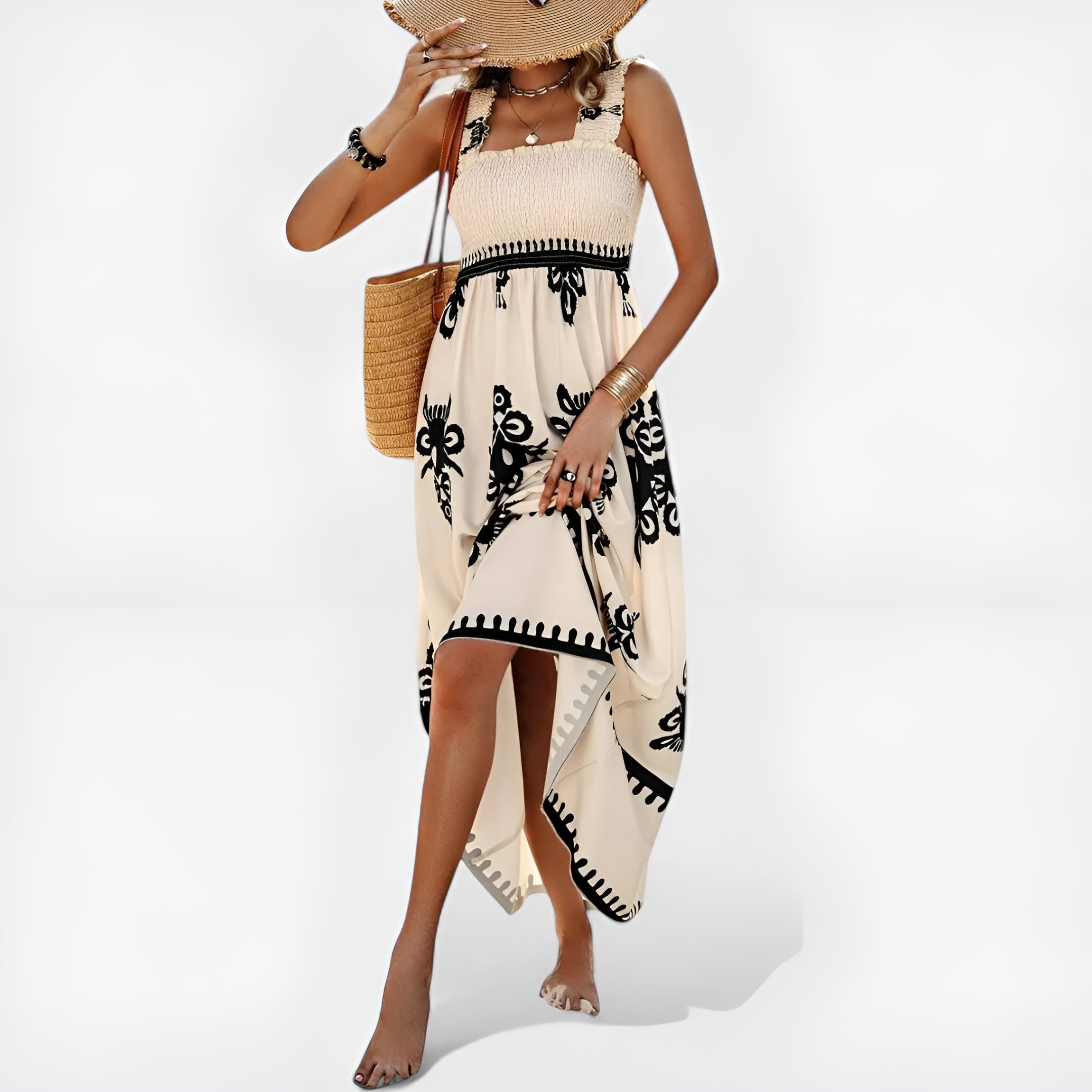 Robe d'été beige Magda par Danoir Paris, style unique, tissu léger et coupe élégante, portée sur un mannequin.