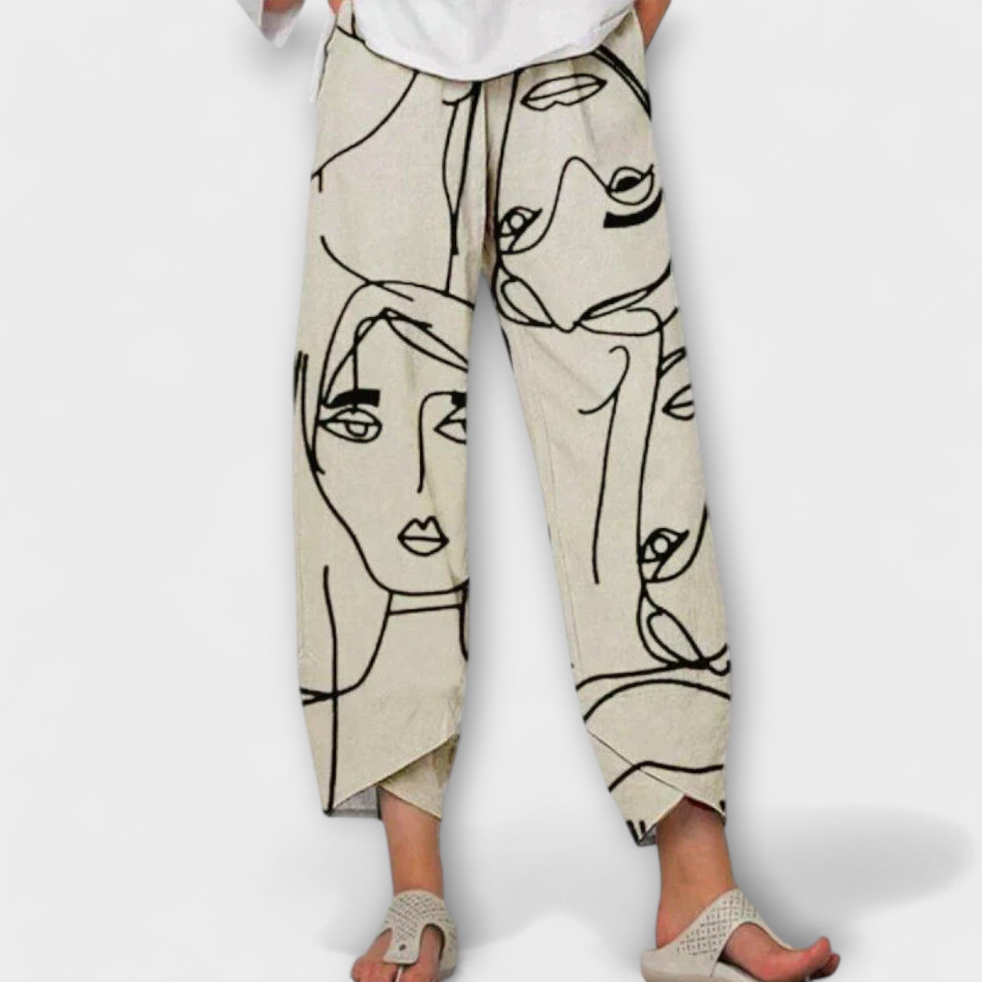 Pantalons élégants beige Nahia de Danoir Paris, tissu fluide et coupe sophistiquée, pour un style chic et moderne.