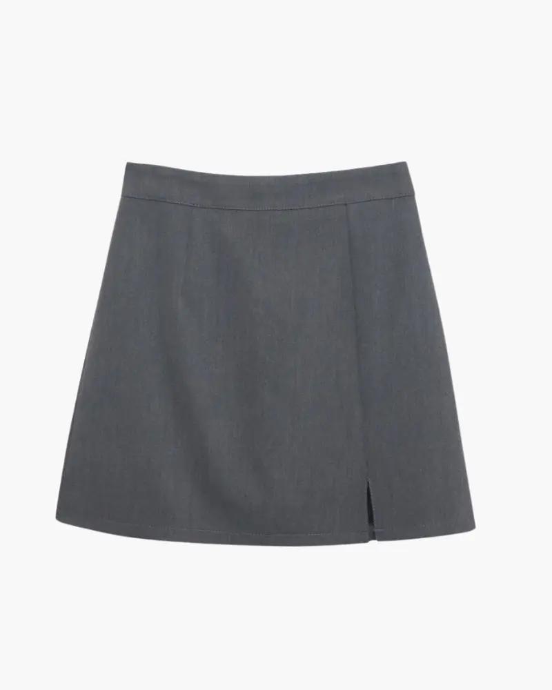 Mini jupe droite Oxford beige Danoir Paris, coupe élégante et tendance, en tissu léger avec détails soignés.
