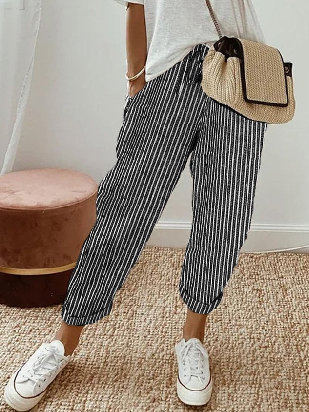 Pantalons fluides beige Danoir Paris, confortables et élégants, affichés sur mannequin dans un environnement intérieur.