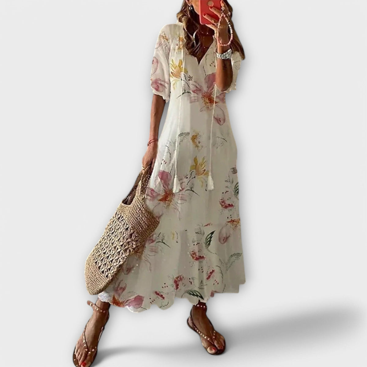 Robe longue beige Savannah de Danoir Paris, maxi dress élégante avec détails subtils, portée pour une occasion chic.