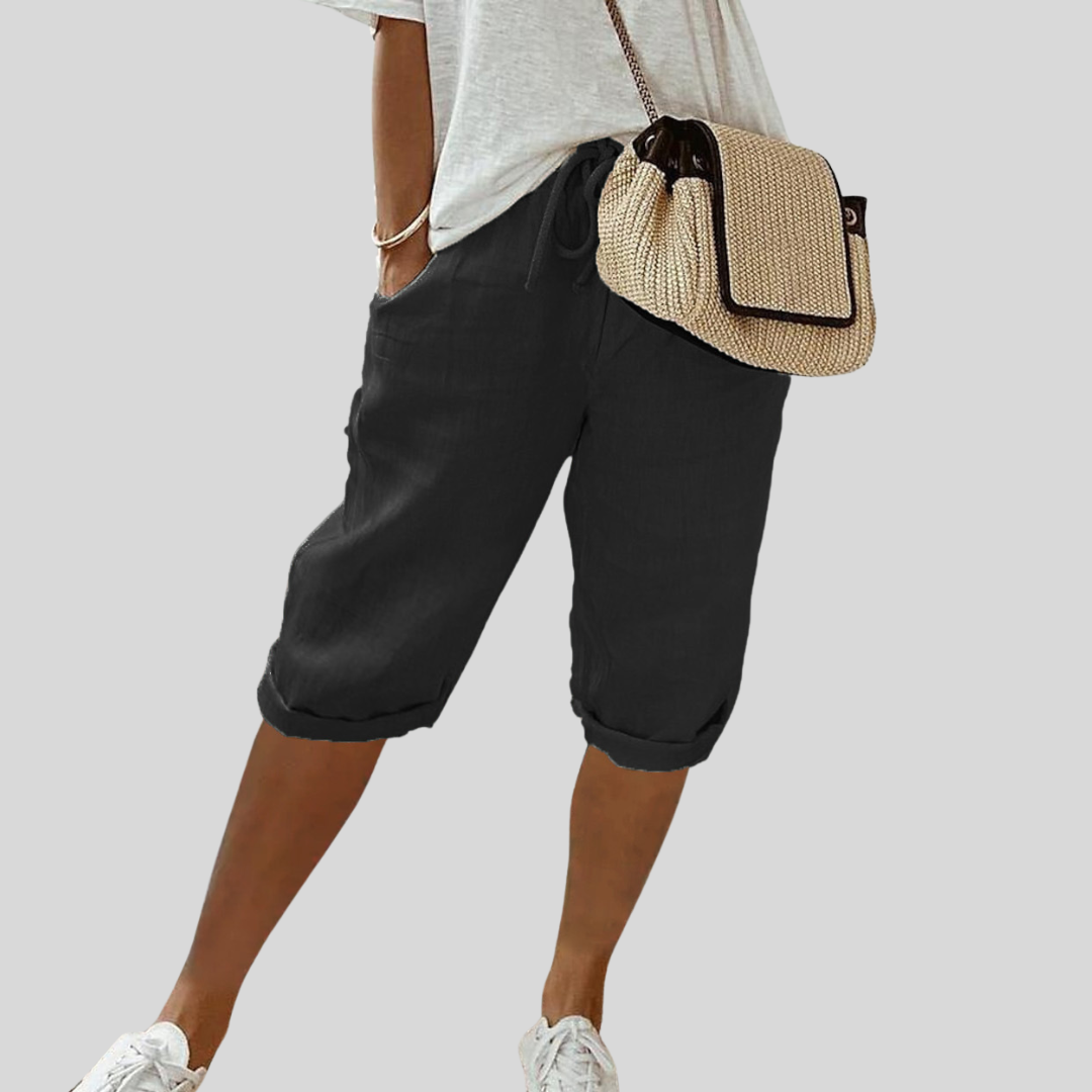 Short fluide beige Danoir Paris, pantalon confortable et élégant, tissu léger et fluide, porté en style décontracté.