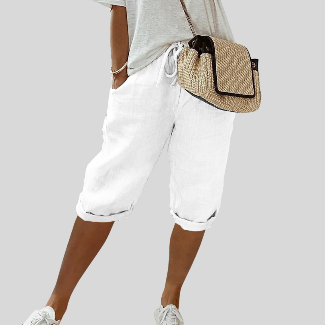 Short fluide beige de Danoir Paris, vêtement confortable et élégant, porté en image.