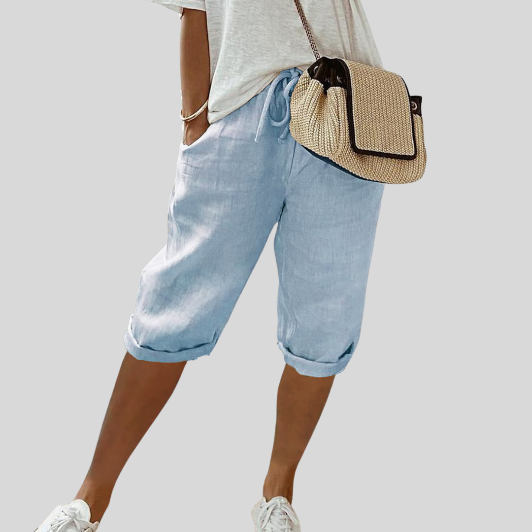 Short fluide beige de Danoir Paris, vêtement confortable et élégant, porté avec style.