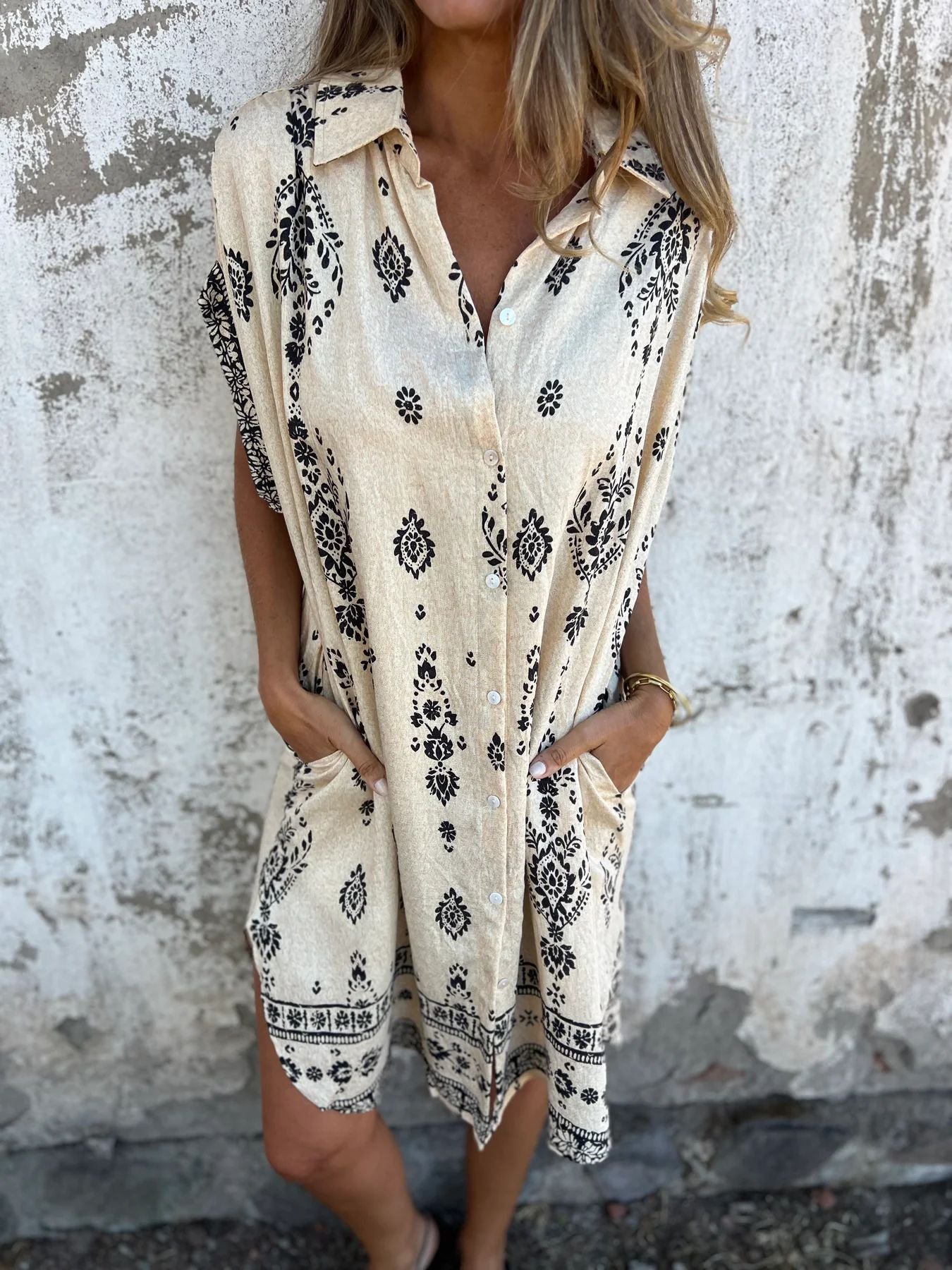 Robe ample élégante en tissu beige de la marque Danoir Paris, vêtement sophistiqué et confortable pour femme.
