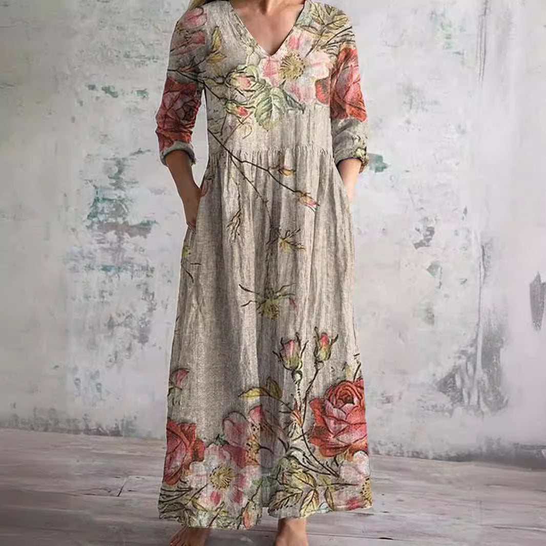 Robe aérienne florale Tamara de Danoir Paris en tissu beige avec motifs floraux, portée sur mannequin.
