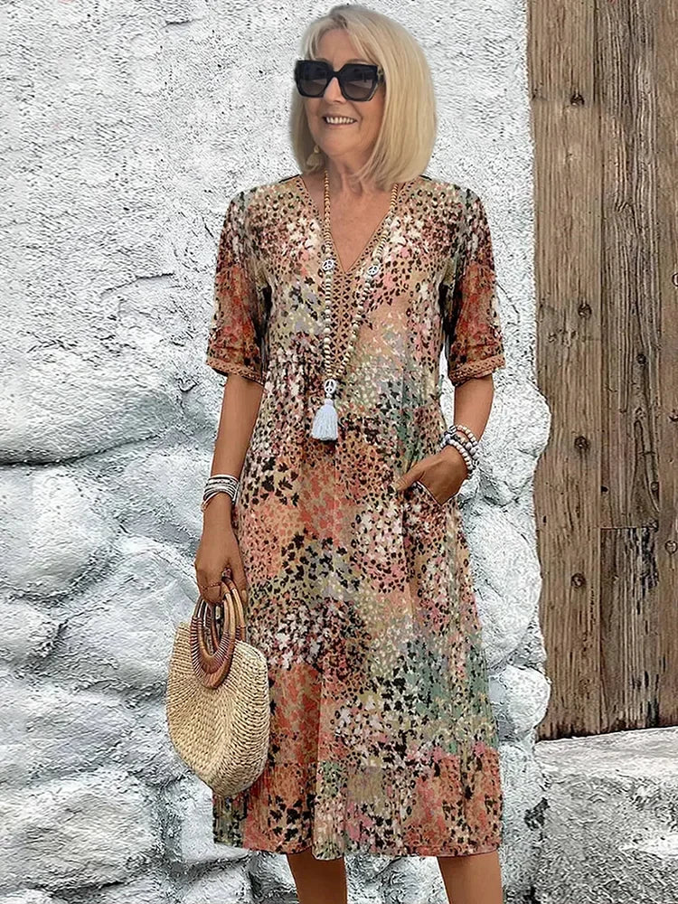 Robe midi éclatante Lina de Danoir Paris en tissu beige sable, vue de face sur mannequin.
