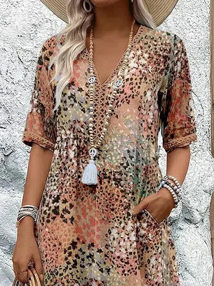 Robe midi éclatante Lina de Danoir Paris en tissu beige sable, vue de face avec détails élégants.