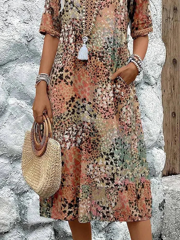 Robe midi éclatante Lina de Danoir Paris en beige sable, tissu léger et élégant pour un look sophistiqué.