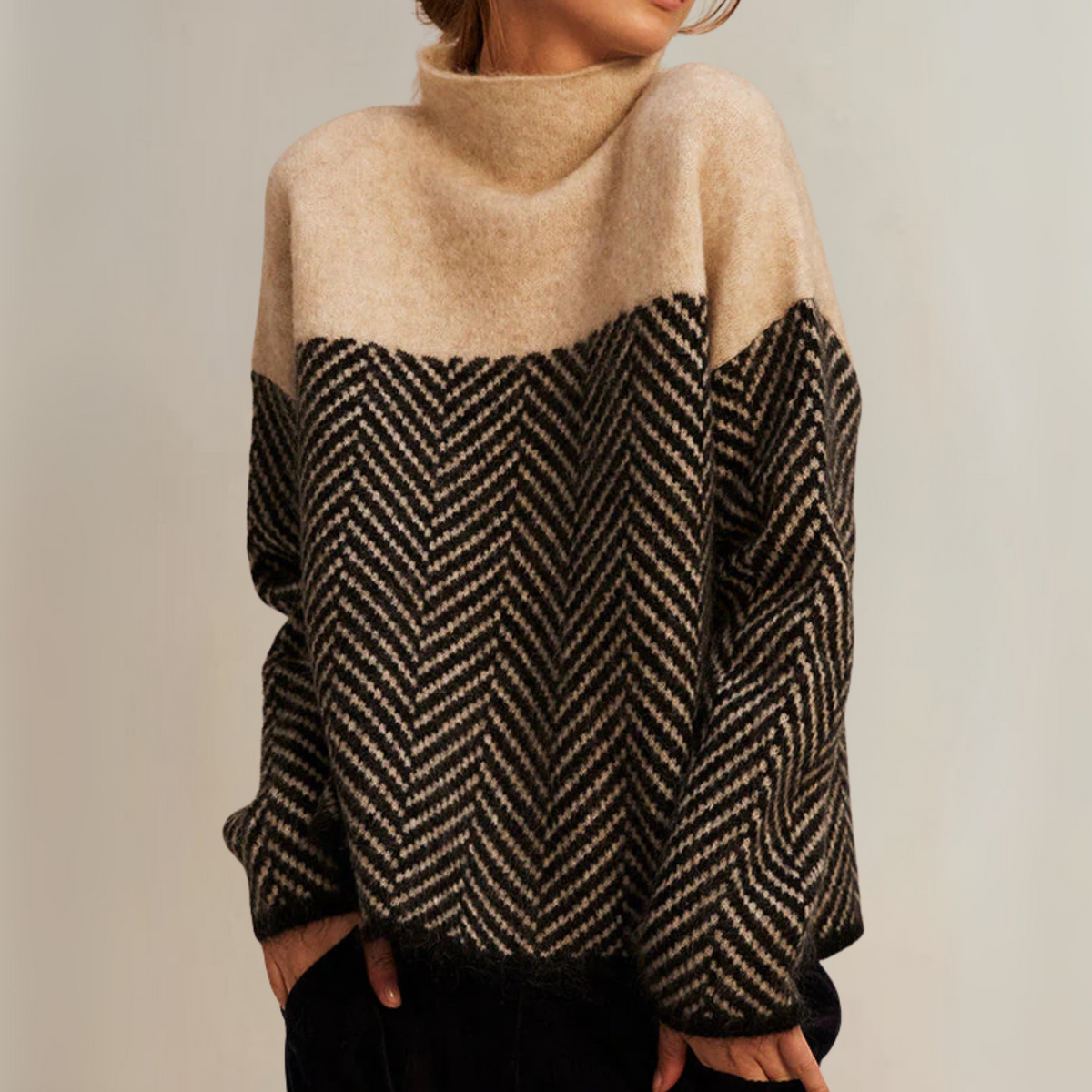 Pull en coton beige Norah de Danoir Paris avec col montant, taille unique, douceur et style élégant.