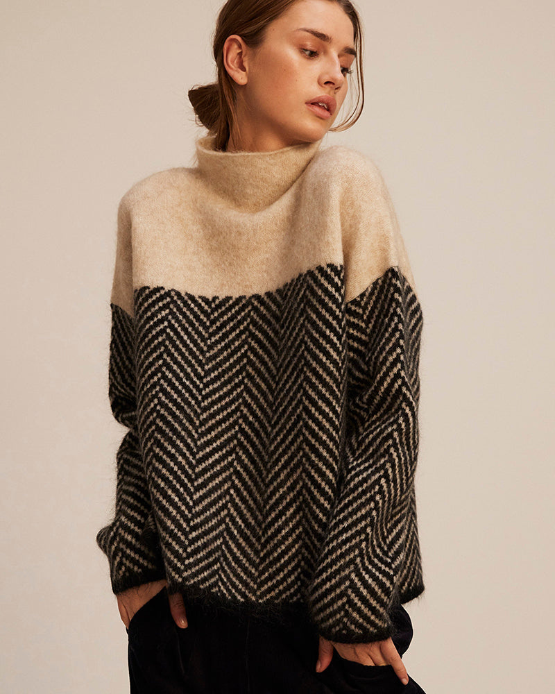 Pull en coton beige Norah de Danoir Paris avec col montant, porté, en tissu doux et confortable.