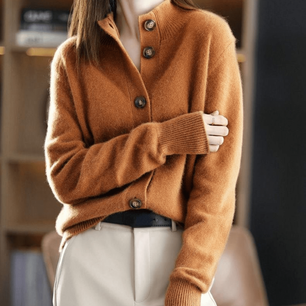 Gilet chic en cachemire Alexandra de Danoir Paris, beige, taille XS, porté avec un style élégant et sophistiqué.