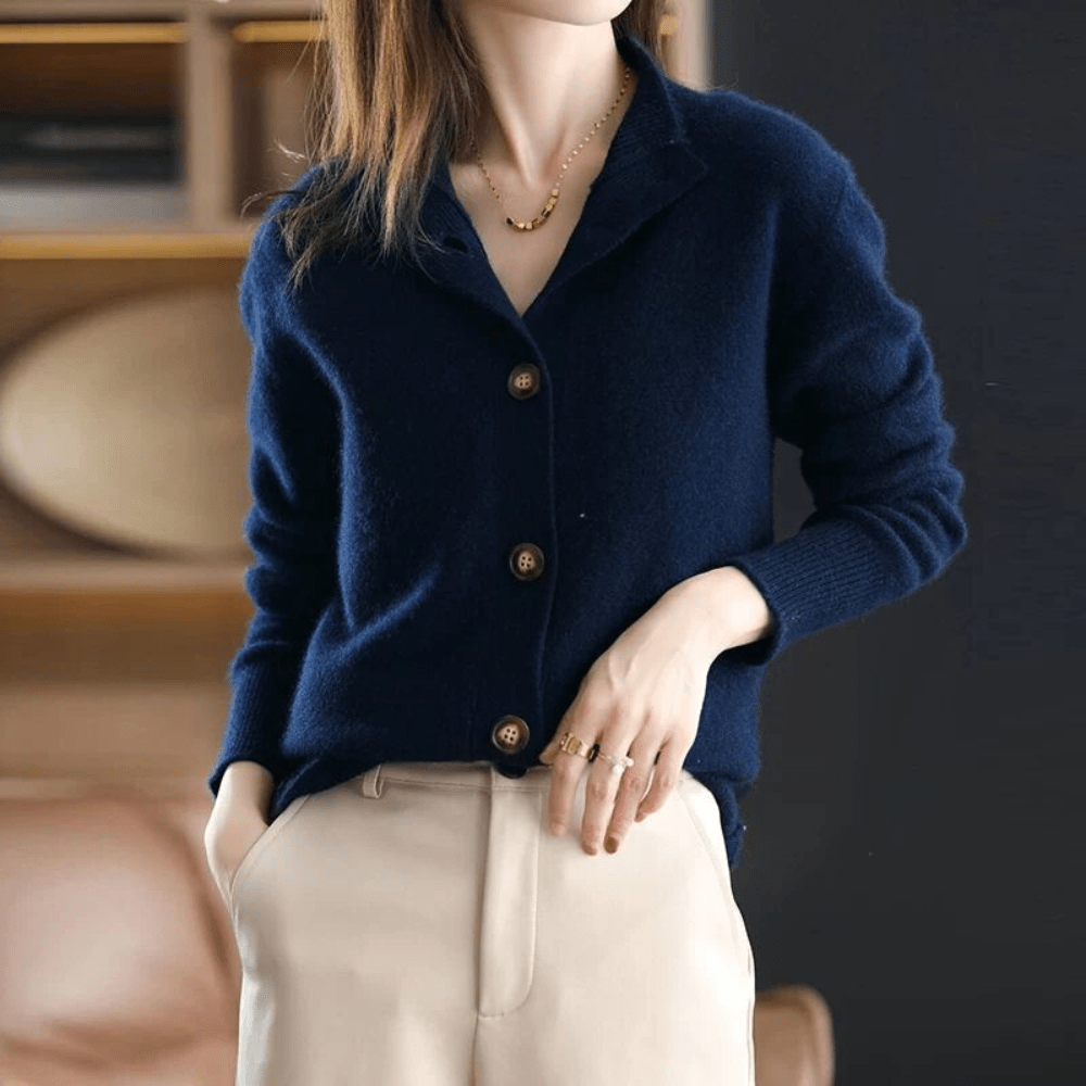 Gilet chic en cachemire Alexandra de Danoir Paris, beige, taille XS, détail élégant et texture douce visible sur l'image.