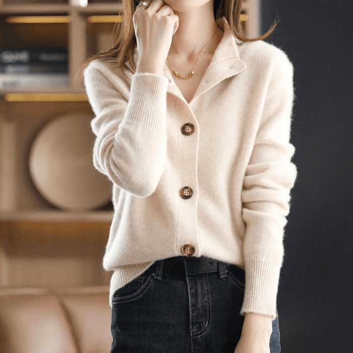 Gilet chic en cachemire Alexandra de Danoir Paris, beige, taille XS, porté sur un fond neutre, élégant et doux.