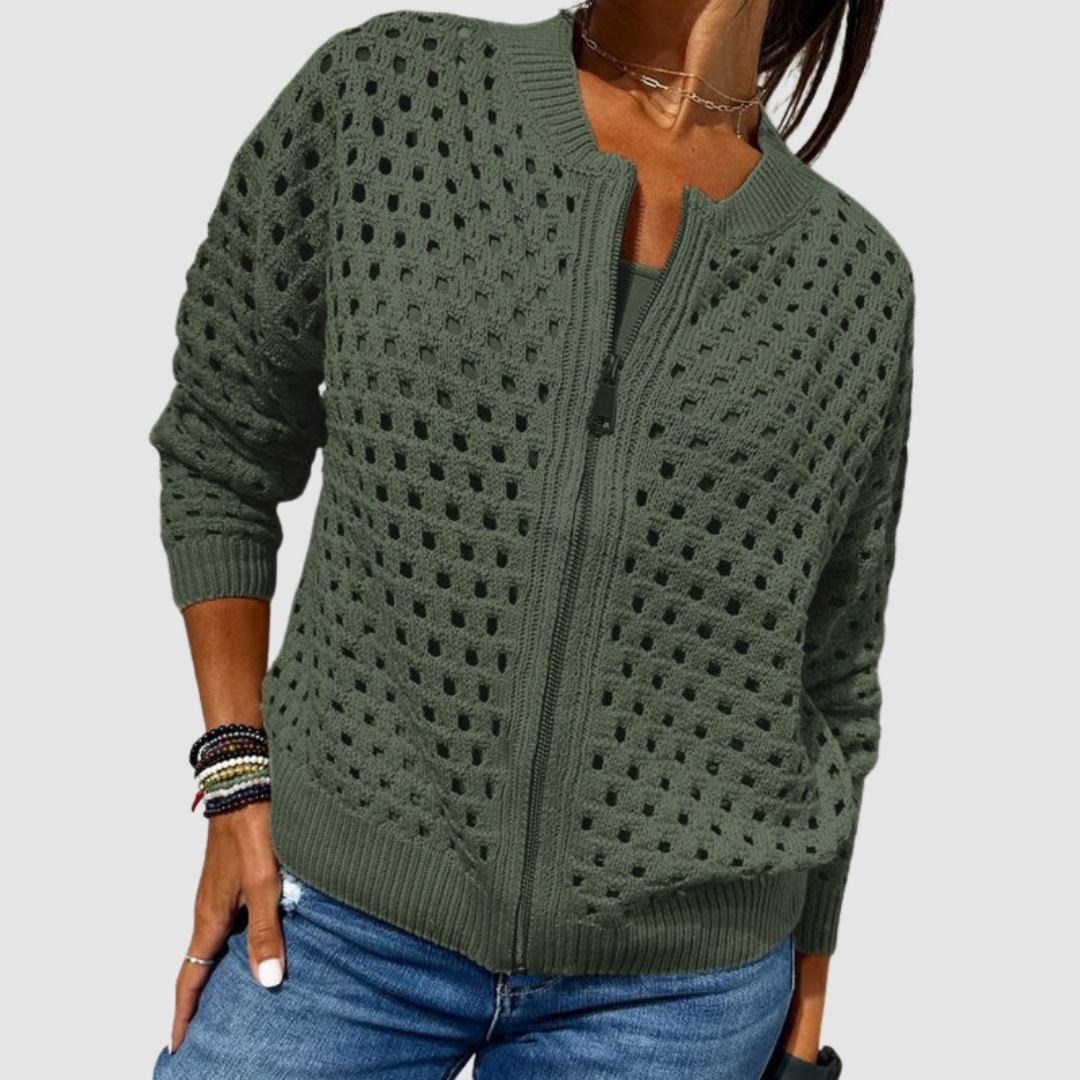 Cardigan en maille Desiree™ Premium de Danoir Paris, beige, taille XS, porté, détails du tricot et coupe élégante visible.