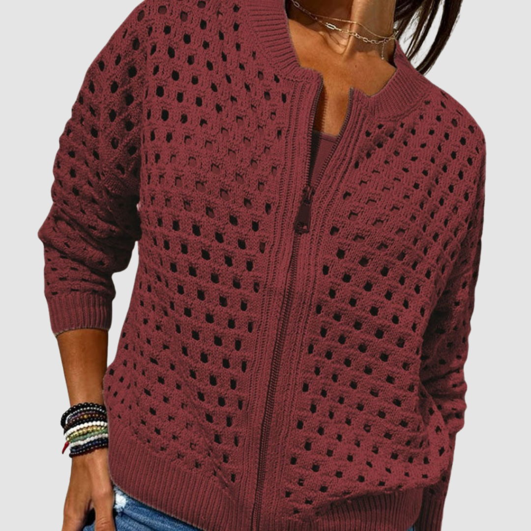 Gilet en maille Desiree™ Premium de Danoir Paris, beige, taille XS, porté, détails du tricot et coupe élégante visible.