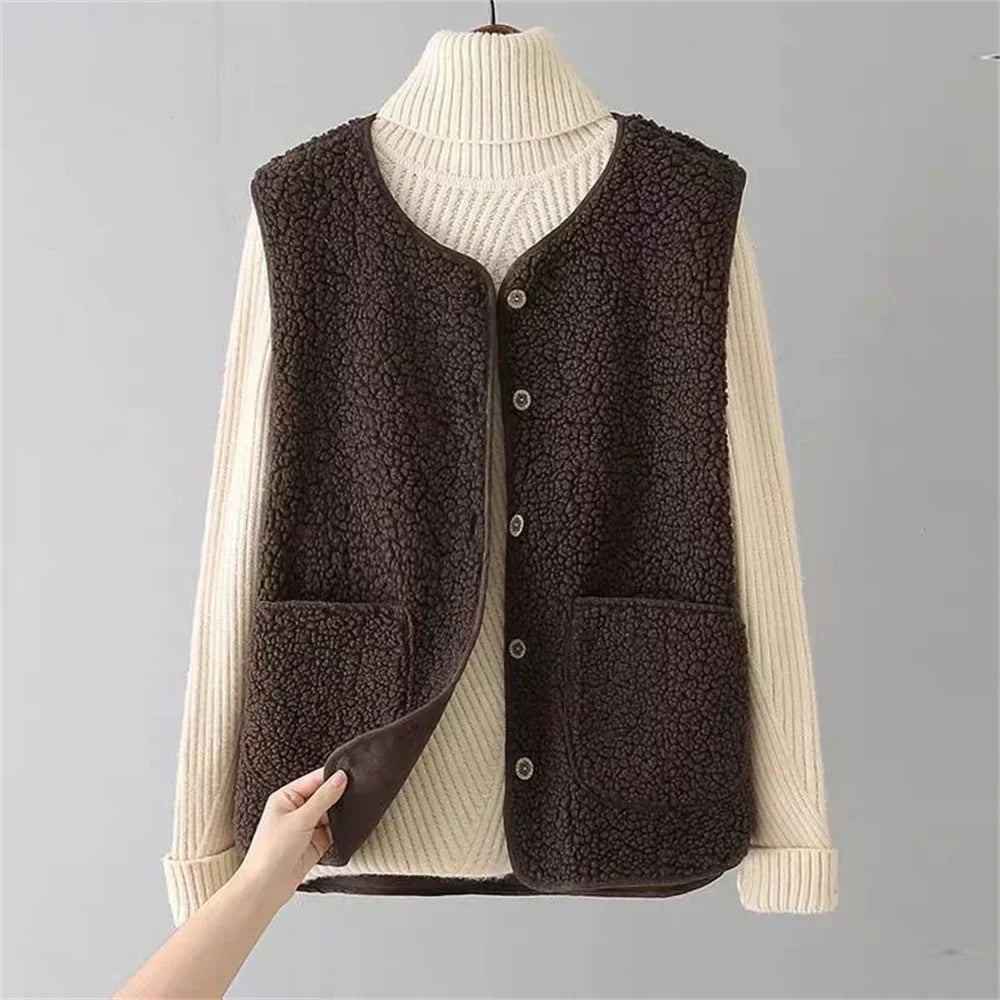 Cardigan classique beige Danoir Paris Laluna, polyvalent, en laine douce, porté, détail des manches longues et col rond.