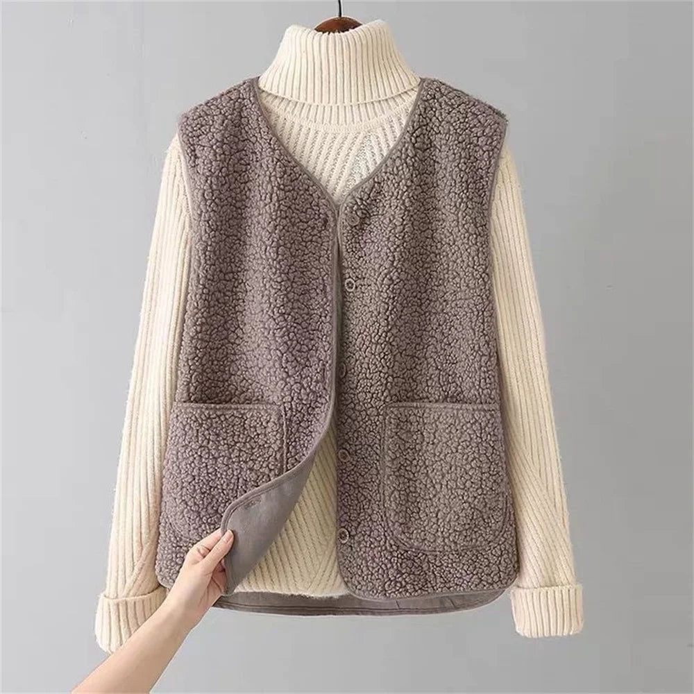 Cardigan classique beige Danoir Paris Laluna, vêtement polyvalent pour femmes, porté ouvert avec manches longues et col en V.