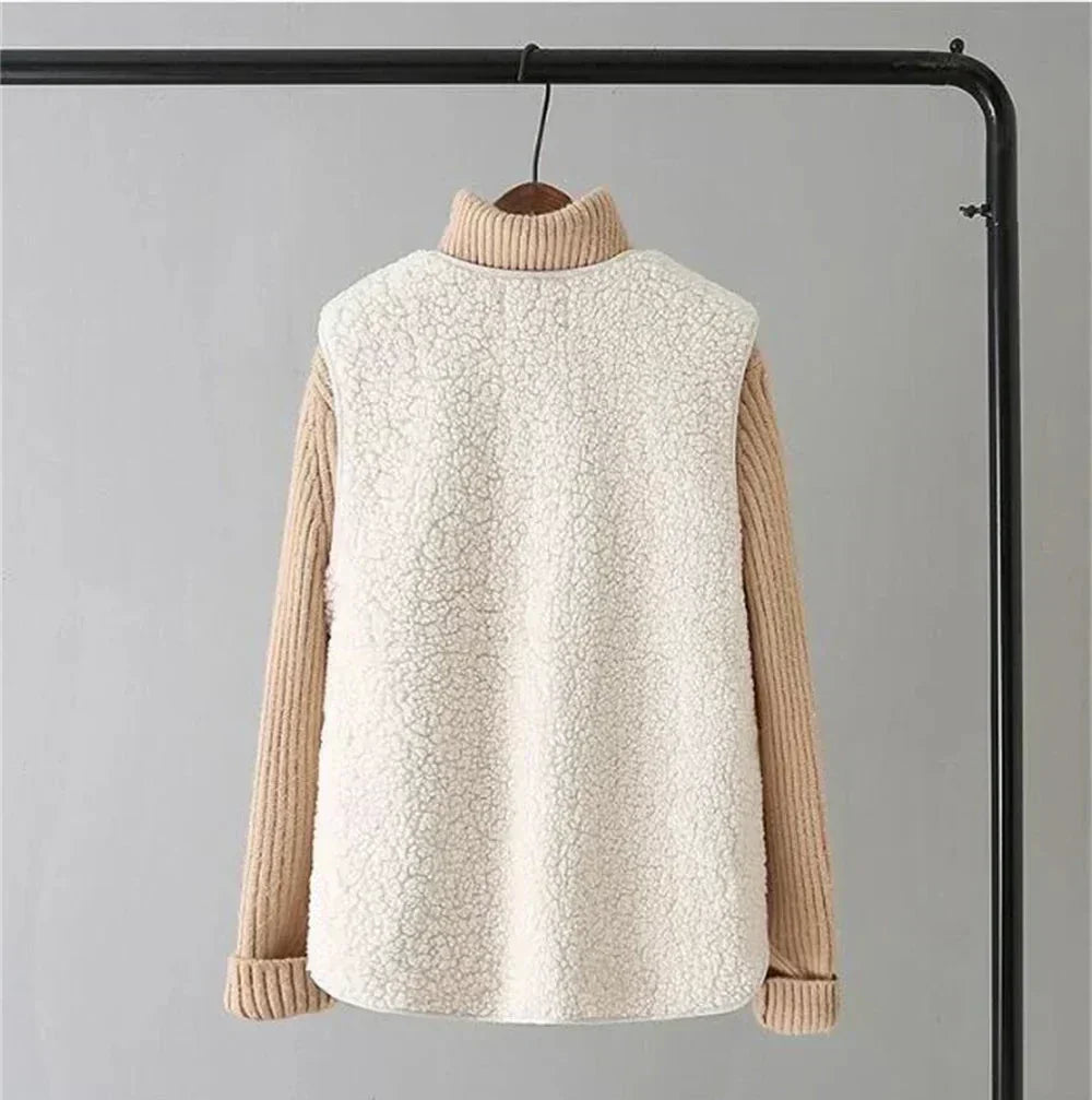 Cardigan classique beige Danoir Paris Laluna en coton léger, porté sur un mannequin, style polyvalent et élégant.