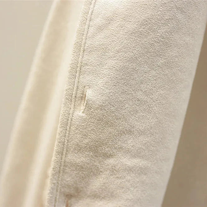 Cardigan classique beige Danoir Paris Laluna, style polyvalent, porté avec manches longues et col en V.