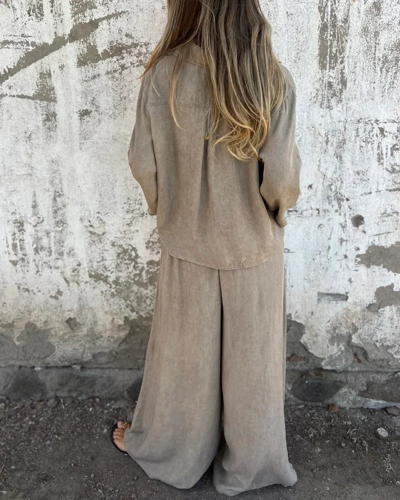 Ensemble printemps Sara de Danoir Paris, léger et polyvalent, en beige avec détails modernes, porté par une mannequin.