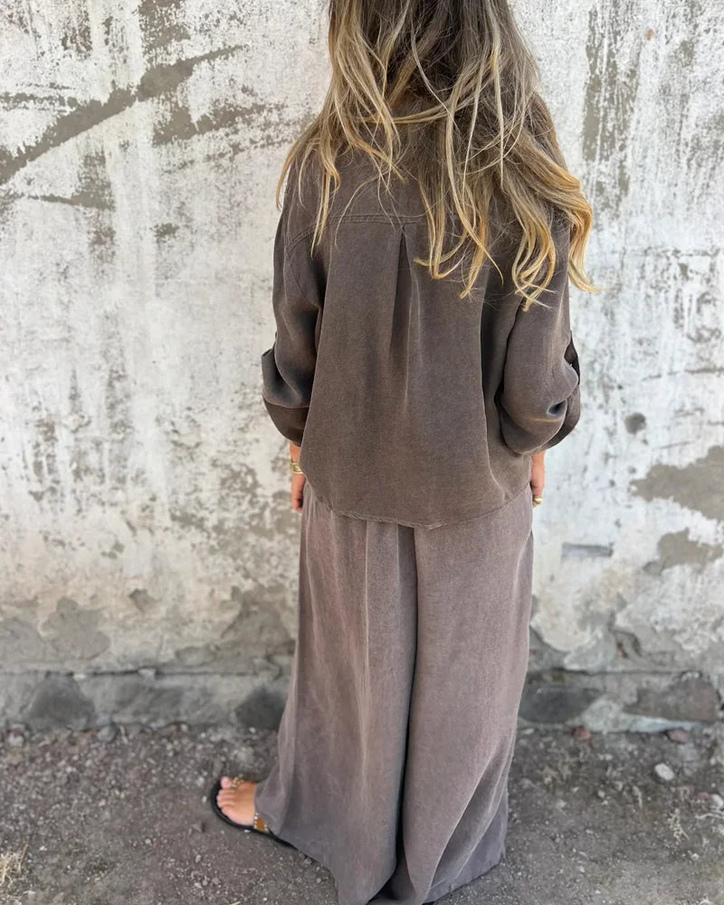Ensemble printemps Sara de Danoir Paris en beige, tenue polyvalente avec haut et pantalon, porté par un mannequin.