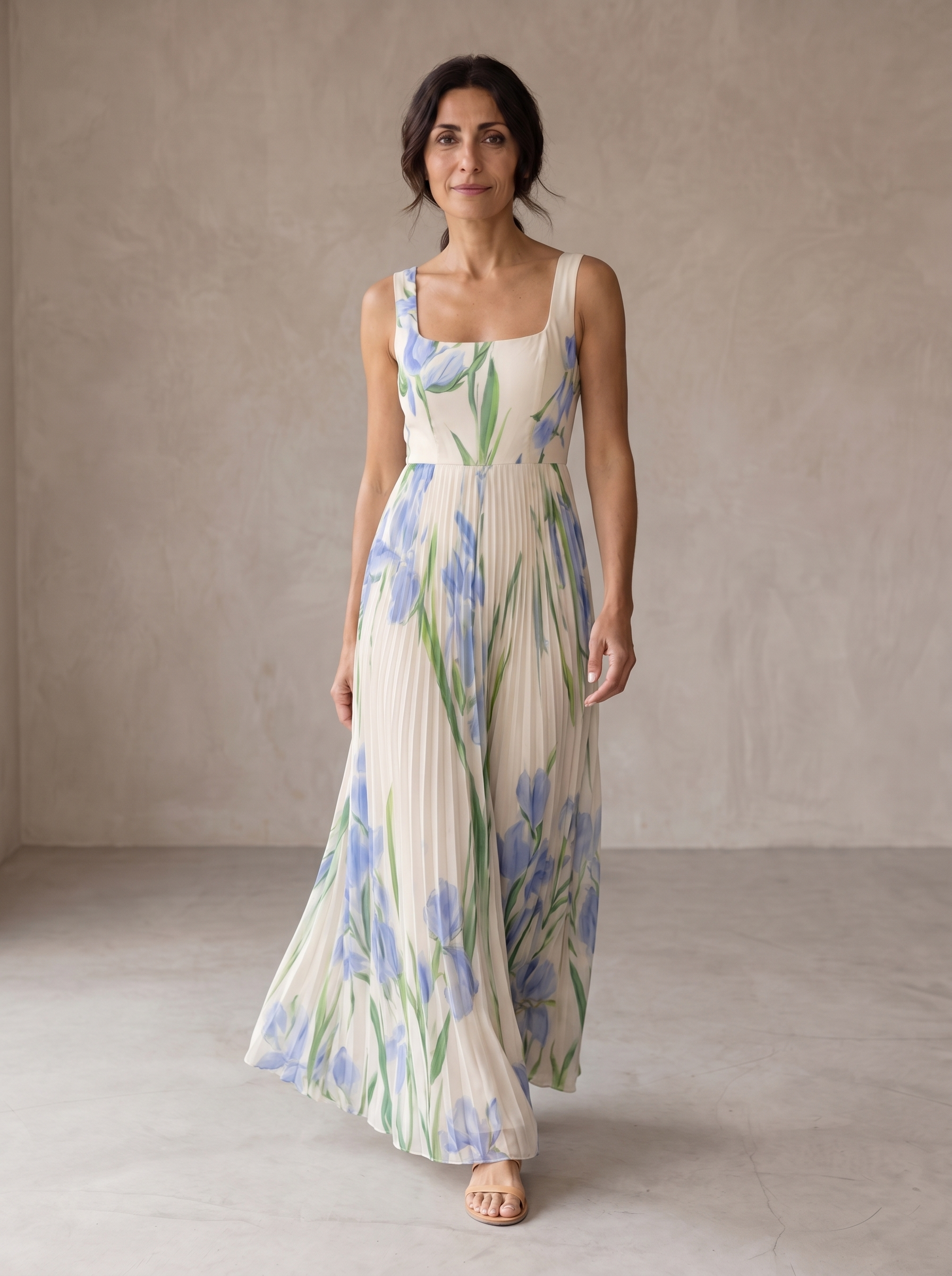 Robe maxi à coupe A-line floreale Danoir Paris Oriah, coloris blanc et bleu, longue et élégante, pour occasion spéciale.