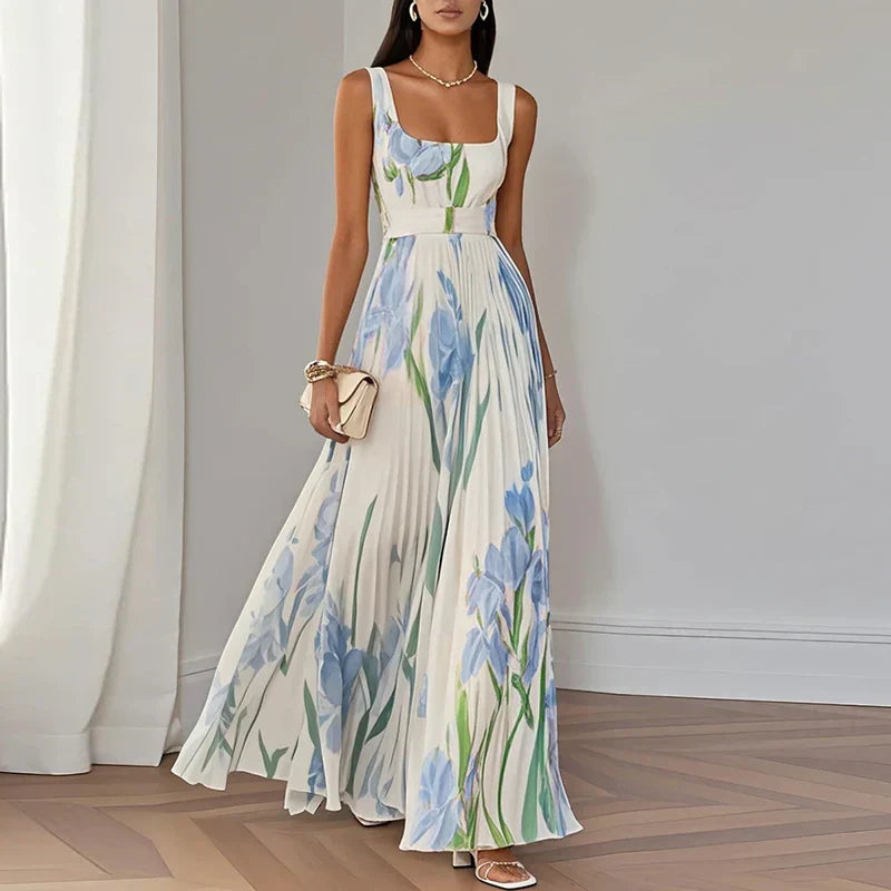 Robe longue à fleurs Danoir Paris Oriah, coupe A-line, en tissu léger blanc et bleu, parfait pour une allure élégante et fluide.