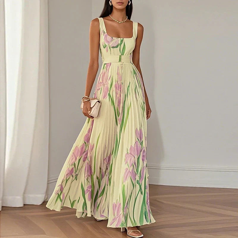 Robe maxi à coupe A-line florale Danoir Paris Oriah, en tissu blanc et bleu, portée avec détails printaniers élégants.
