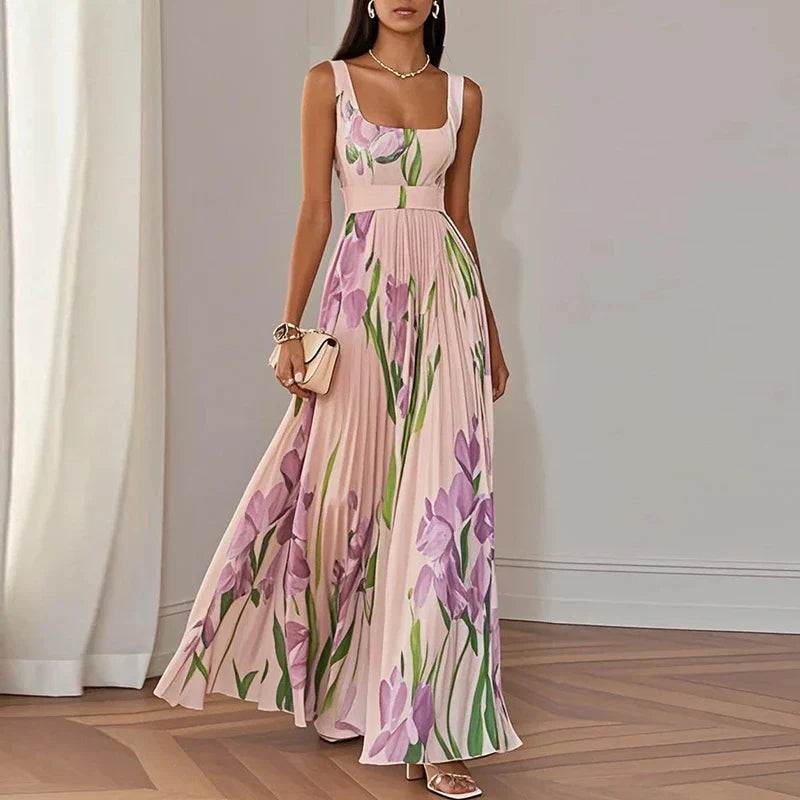 Robe maxi à ligne A florale Danoir Paris Oriah, en blanc et bleu, vue de face sur mannequin.