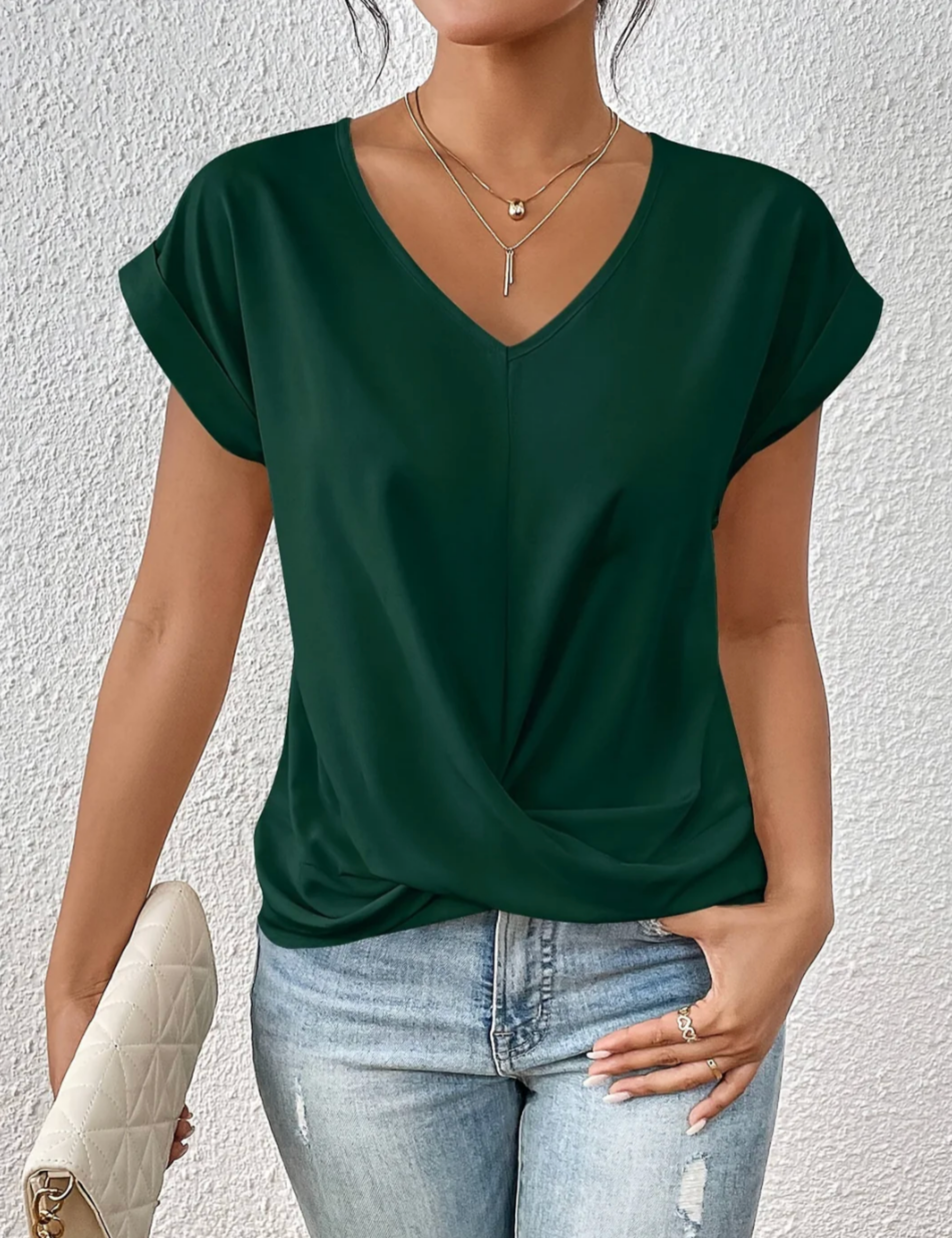 T-shirt moderne Danoir Paris Valeria avec col en V féminin, tissu blanc, coupe élégante et détail chic visible sur l'image.