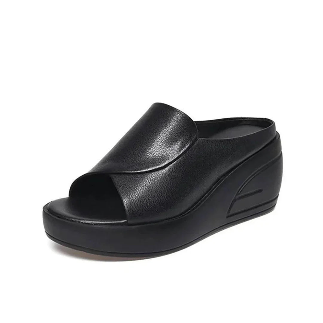 Sandales compensées orthopédiques Eliza de Danoir Paris en noir, sandales à enfiler avec semelle en wedge pour confort et style.