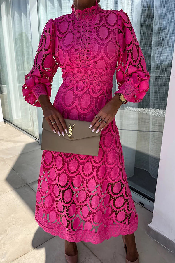 Robe en dentelle romantique Charlize™ de Danoir Paris, noire, élégante et féminine, vue de face sur mannequin.