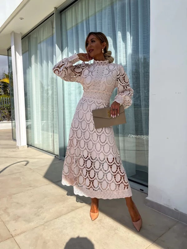 Robe en dentelle romantique Charlize™ noire de Danoir Paris portée, avec détails élégants et coupe féminine.