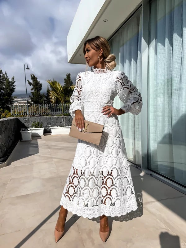 Robe en dentelle romantique Charlize™ de Danoir Paris, vêtement noir élégante avec détails délicats, vue de face.