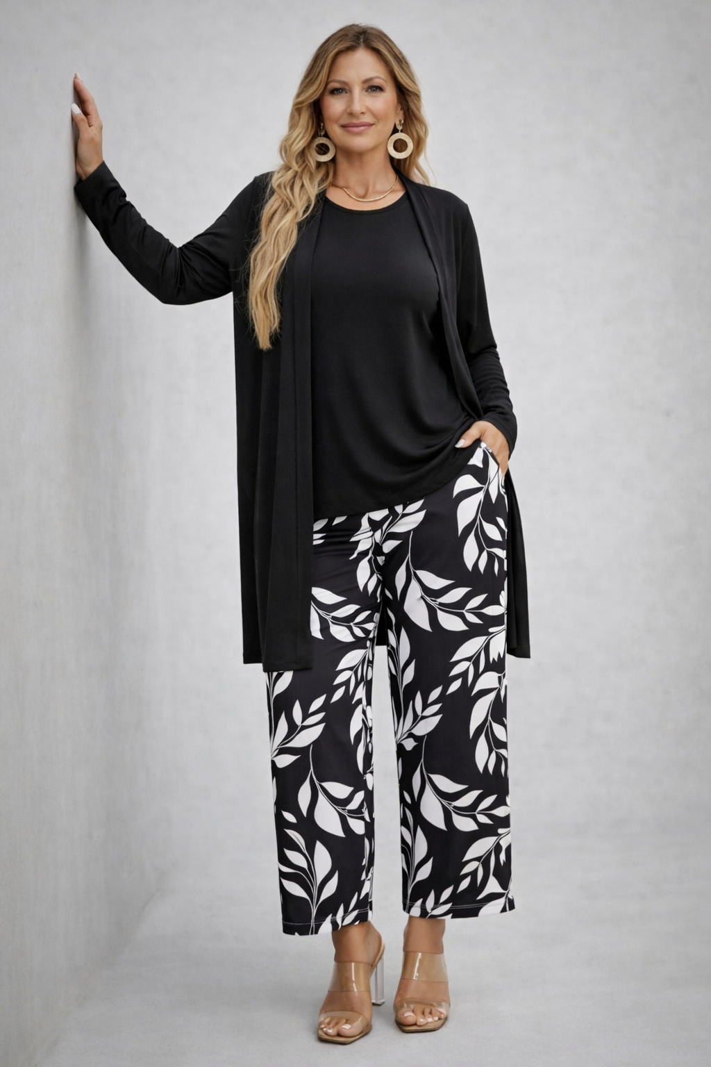 Ensemble Eponine de 3 pièces de Danoir Paris, comprenant un soutien-gorge, culotte et nuisette en noir, détails en dentelle élégante